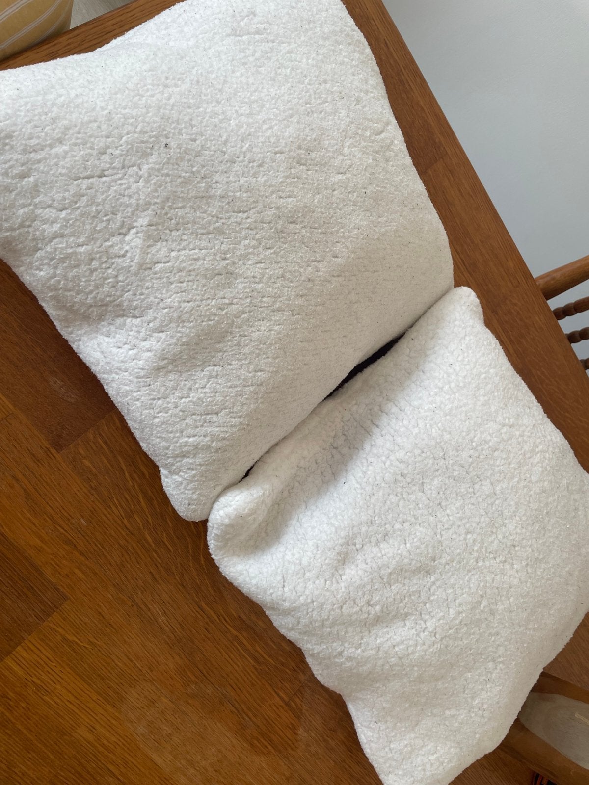 Deux coussins blancs 45x45 cm Matière teddy, Enlèvement, Comme neuf