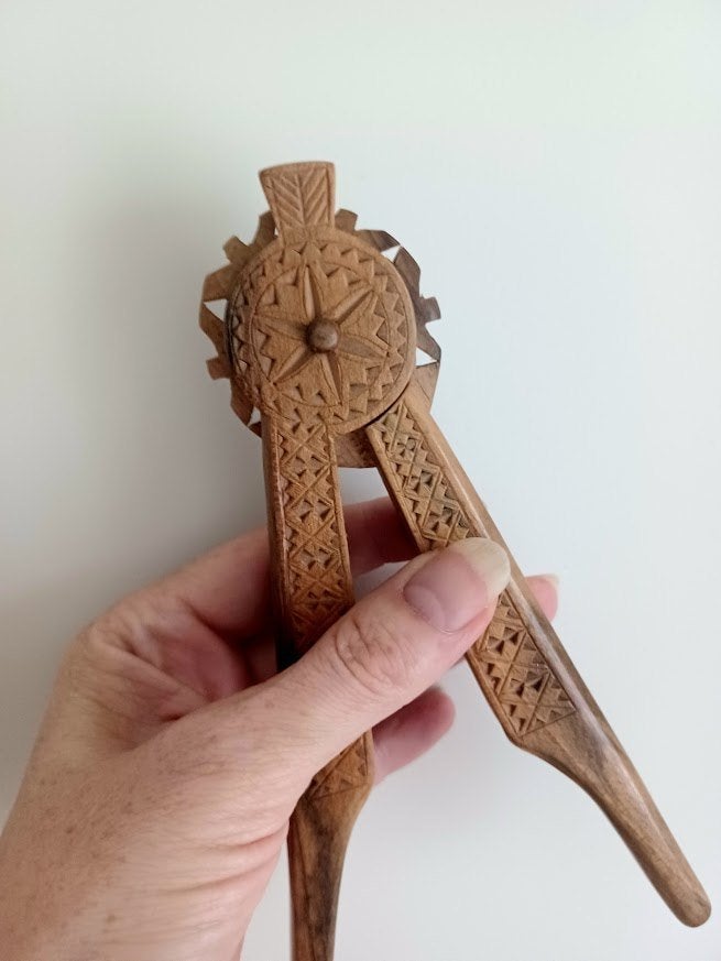 Scandinavische handgesneden houten notenkraker. '50-'60, Overige onderwerpen, Houtsnijwerk, Minder dan 20 cm, Ophalen of Verzenden