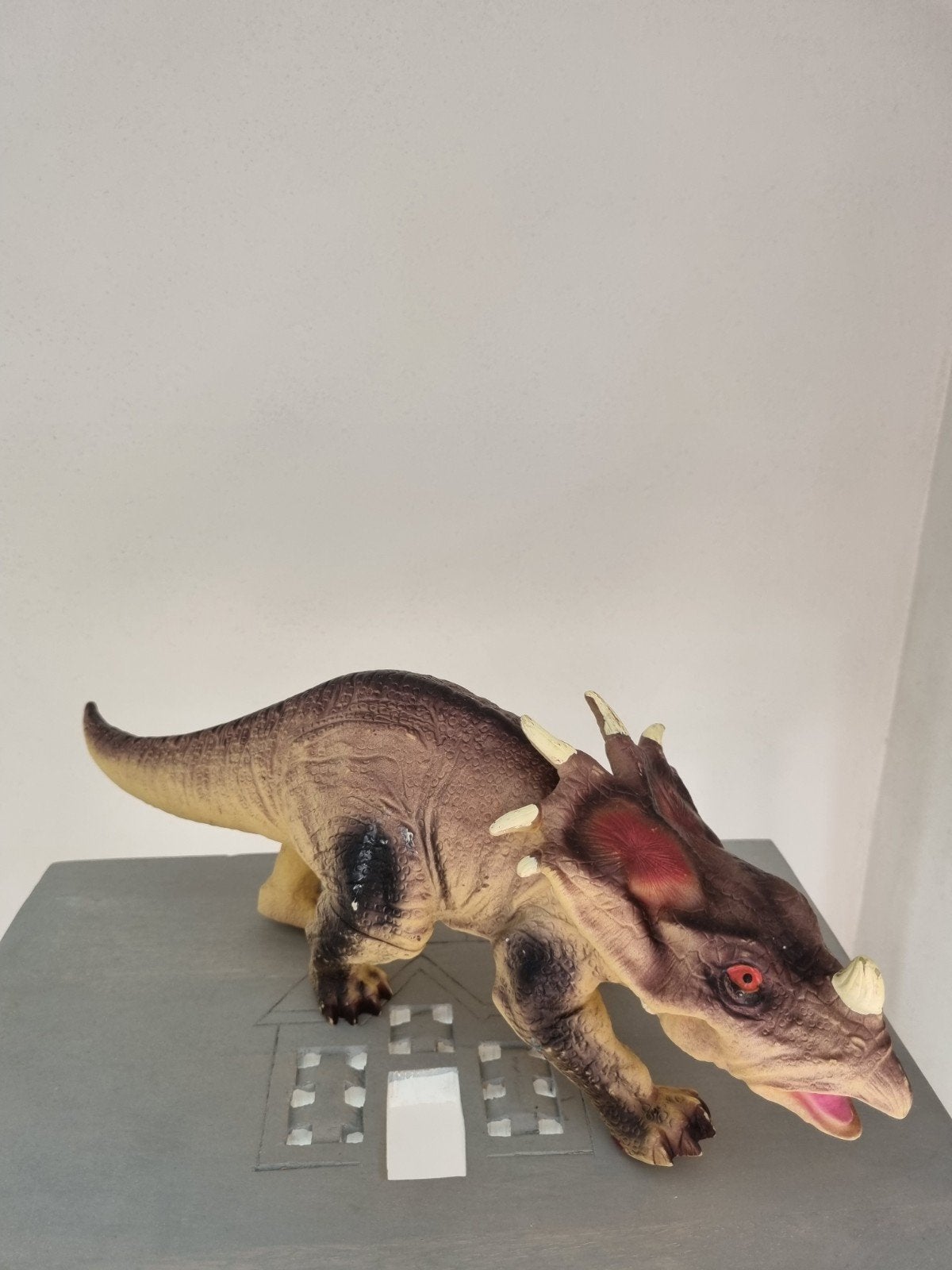 Dinosaure de 15 cm de haut et 38 cm de long, Enfants & Bébés, Jouets | Figurines, Comme neuf, Enlèvement ou Envoi