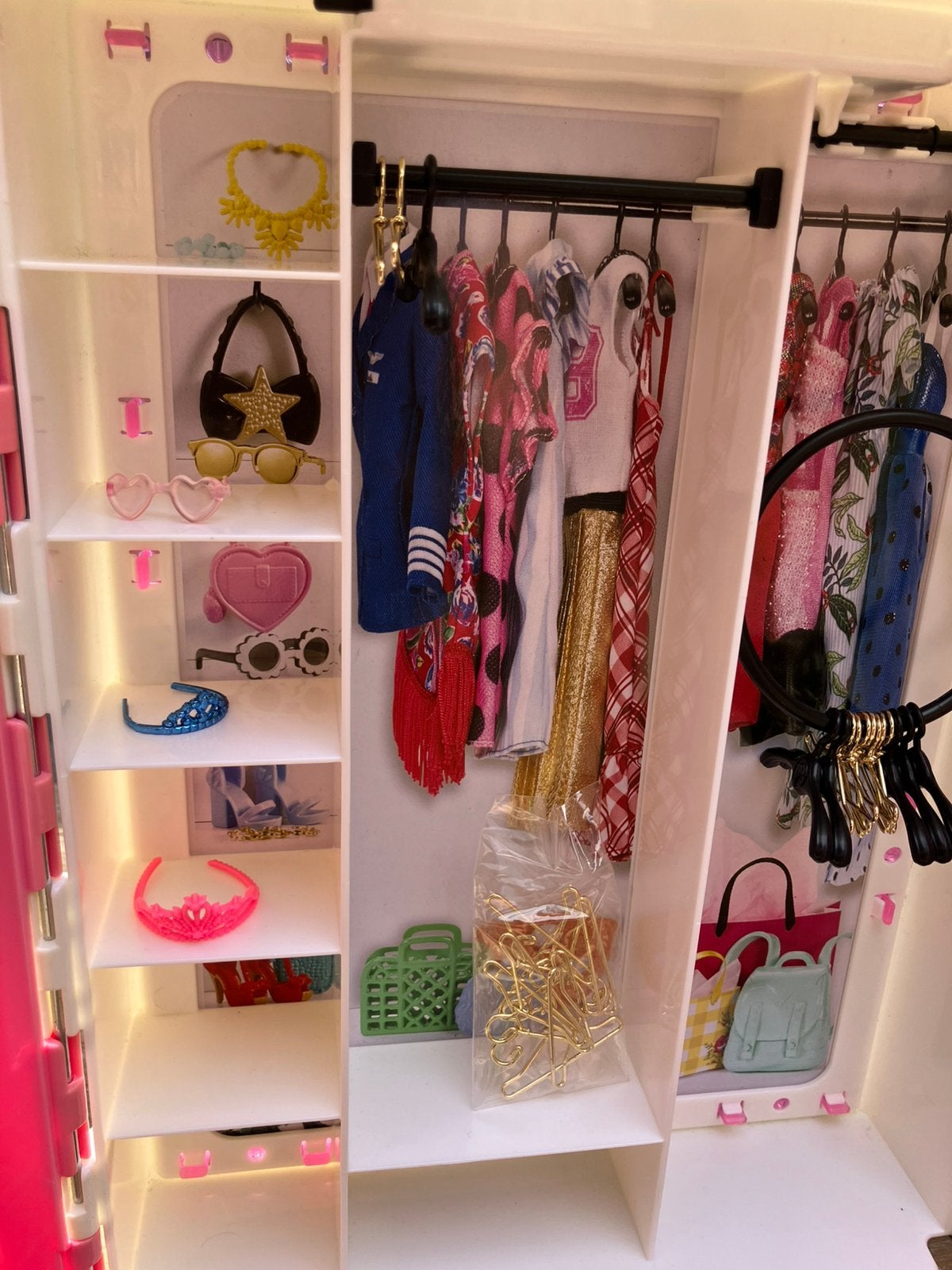Kledingkast van Barbie, Enfants & Bébés, Jouets | Maisons de poupées, Enlèvement, Comme neuf