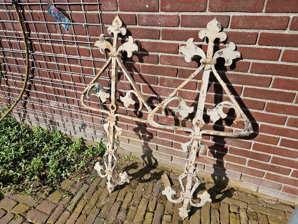 2 antieke gesmede muurankers Hoog 1.10 m Breed 52 cm, Ophalen, Zo goed als nieuw