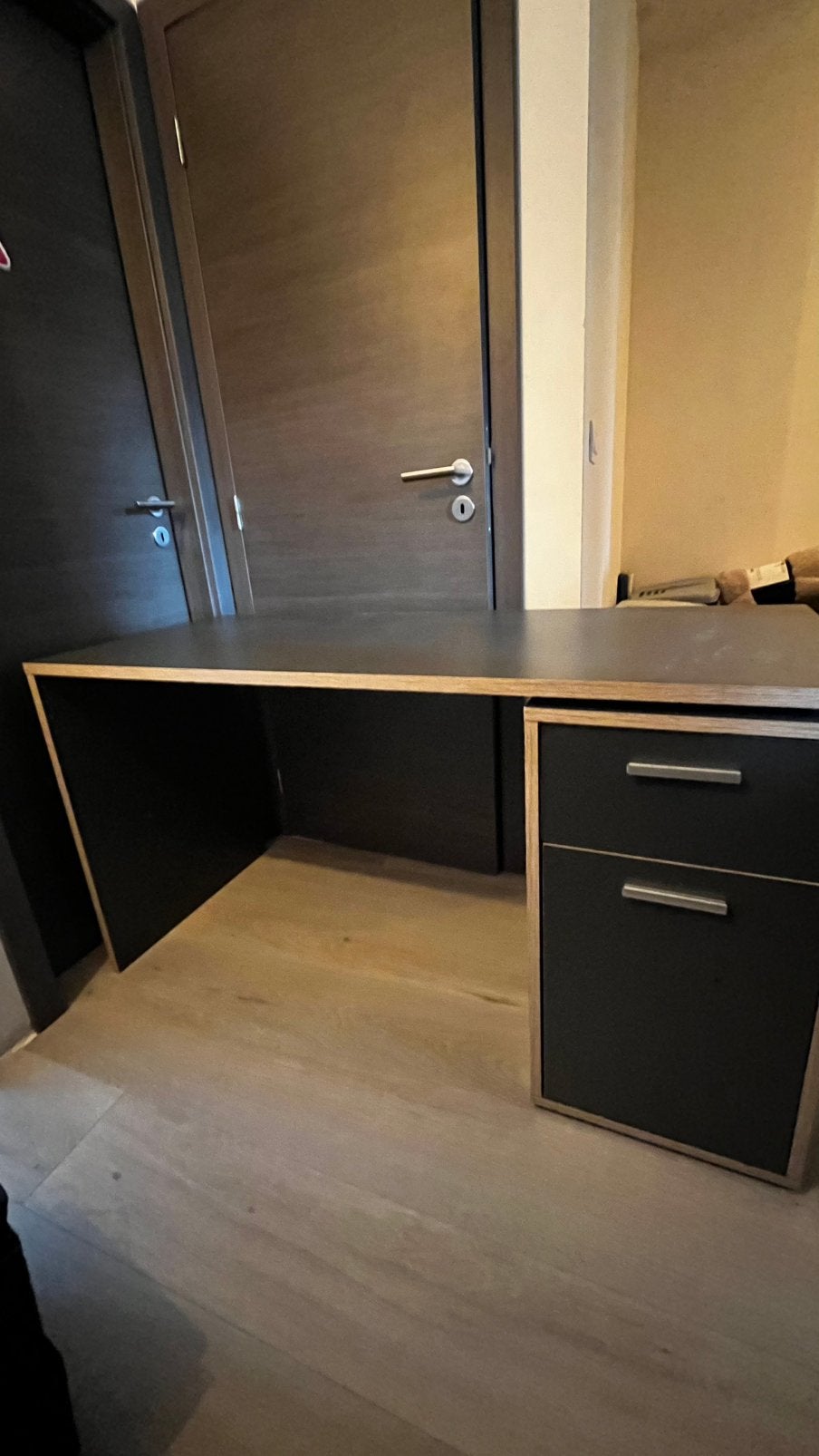 Zwart bureau, Ophalen, Zo goed als nieuw, Zwart