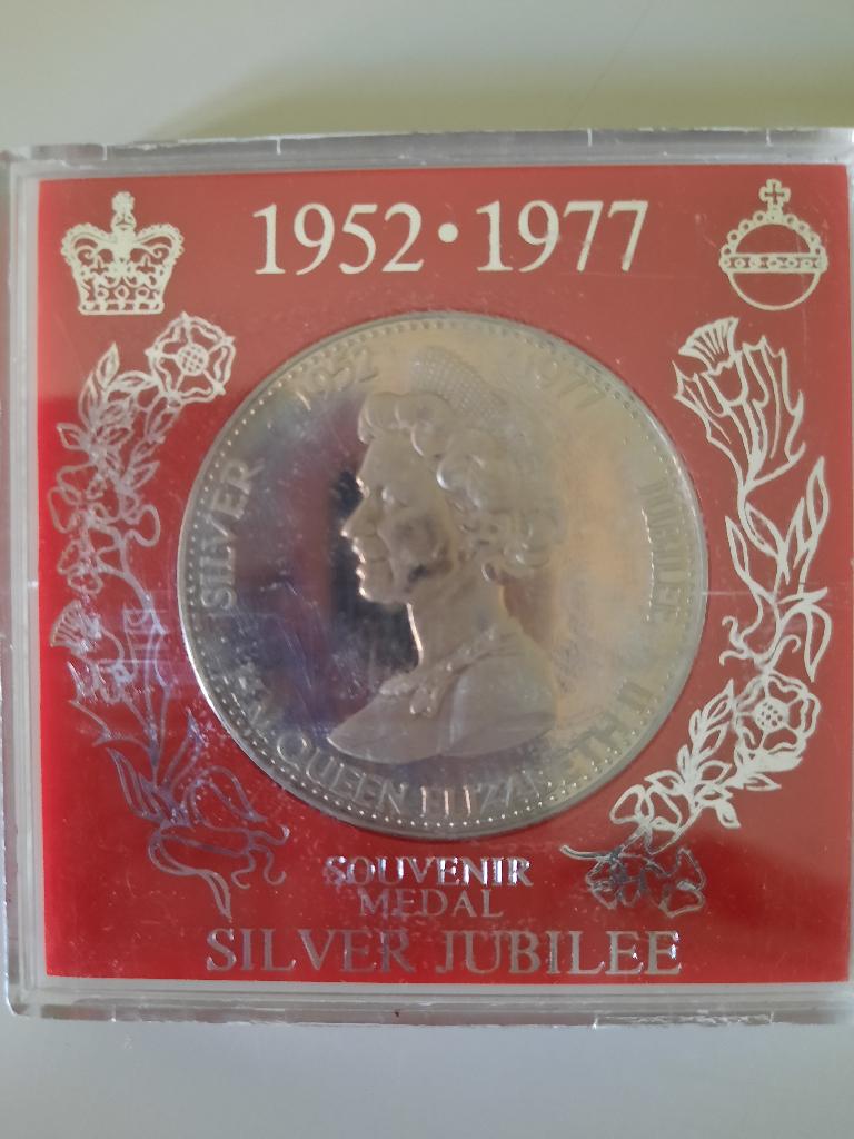 Herdenkingsmunt Queen Elisabeth II zilver jubileum, Postzegels en Munten, Munten en Bankbiljetten | Verzamelingen, Ophalen, Munten