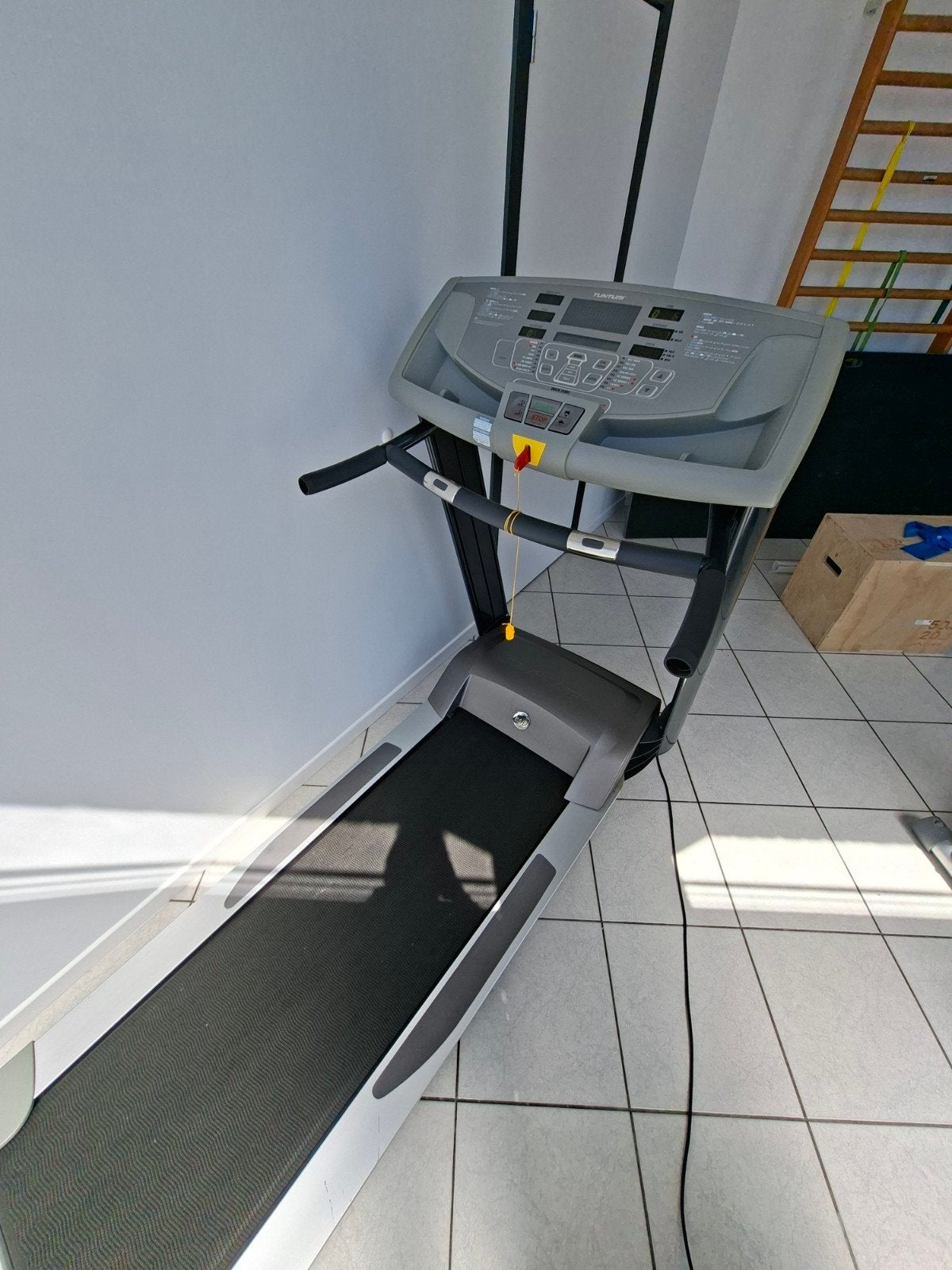 Tapis de course TUNTURI T90 endurance Professionnel, Sports & Fitness, Appareils de fitness, Enlèvement