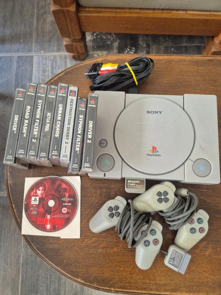 Sony PlayStation 1 – Compleet+ 2 controllers + 9 games, Games en Spelcomputers, Spelcomputers | Sony PlayStation 1, Ophalen