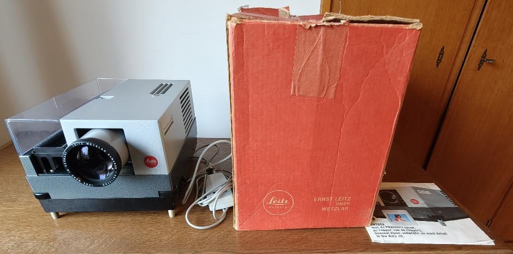Leitz Wetzlar Pradovit Color 250 diaprojector, Enlèvement