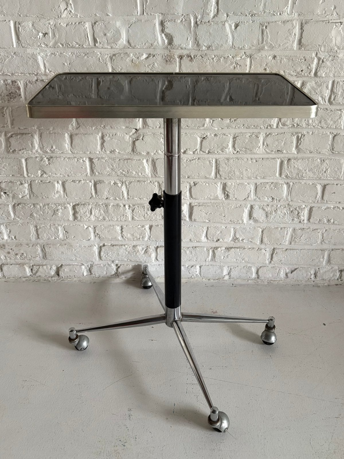 Table roulante vintage années 60-70 Bijzettafel / tv-tafel, Antiek en Kunst, Antiek | Meubels | Tafels, Ophalen