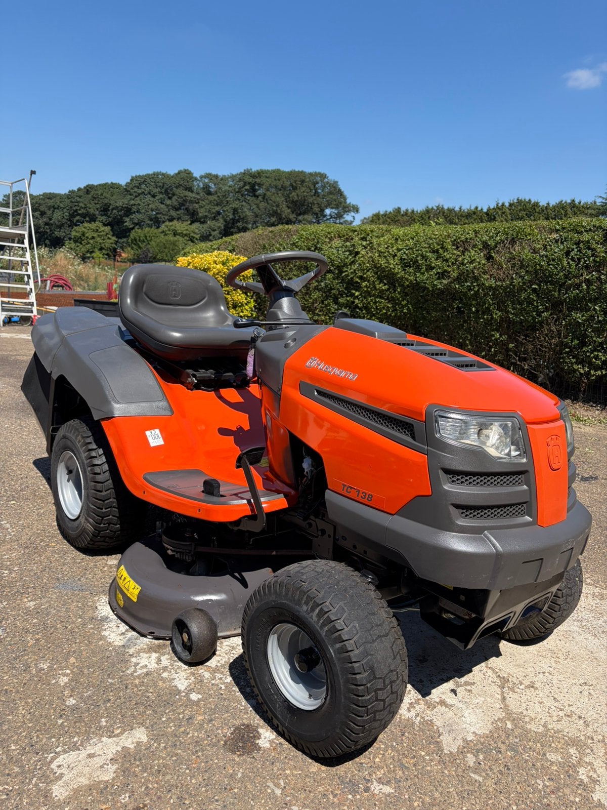 Zitmaaier Husqvarna TC 138 hydrostatic., Enlèvement, Comme neuf, Démarrage électrique, 90 à 120 cm
