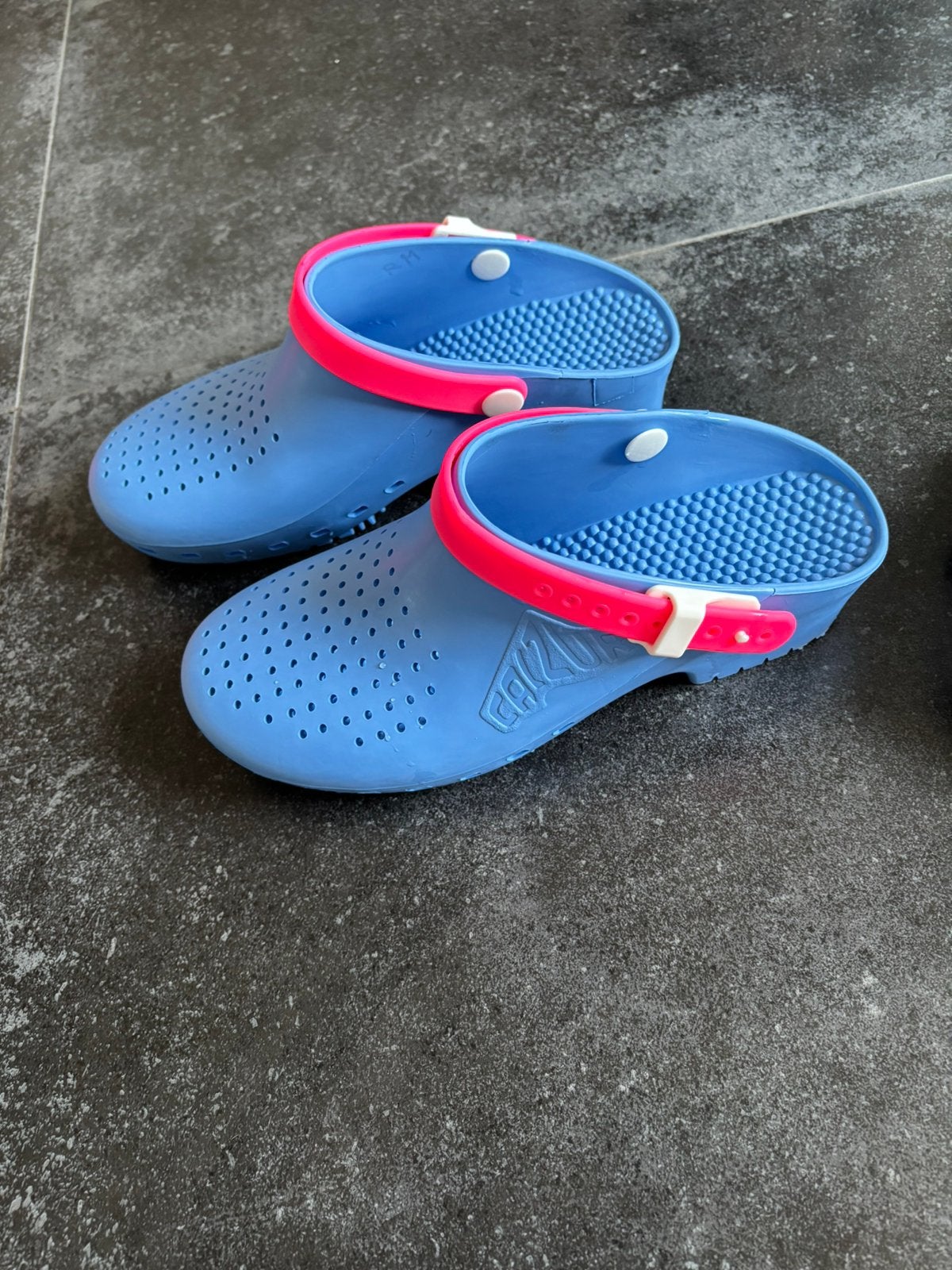 Calzuro operatie klompen licht blauw met fluo roze, Enlèvement ou Envoi, Comme neuf