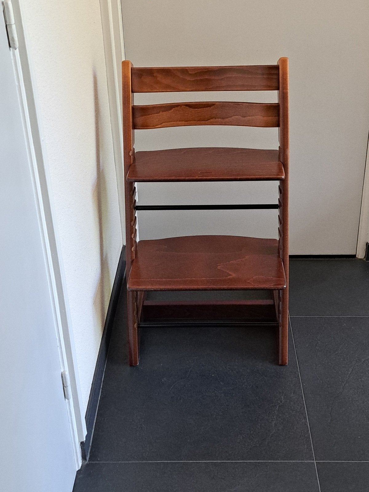 Stokke Tripp Trapp kinderstoel in walnut kleur, Ophalen, Zo goed als nieuw, Meegroeistoel, Aanschuifbaar