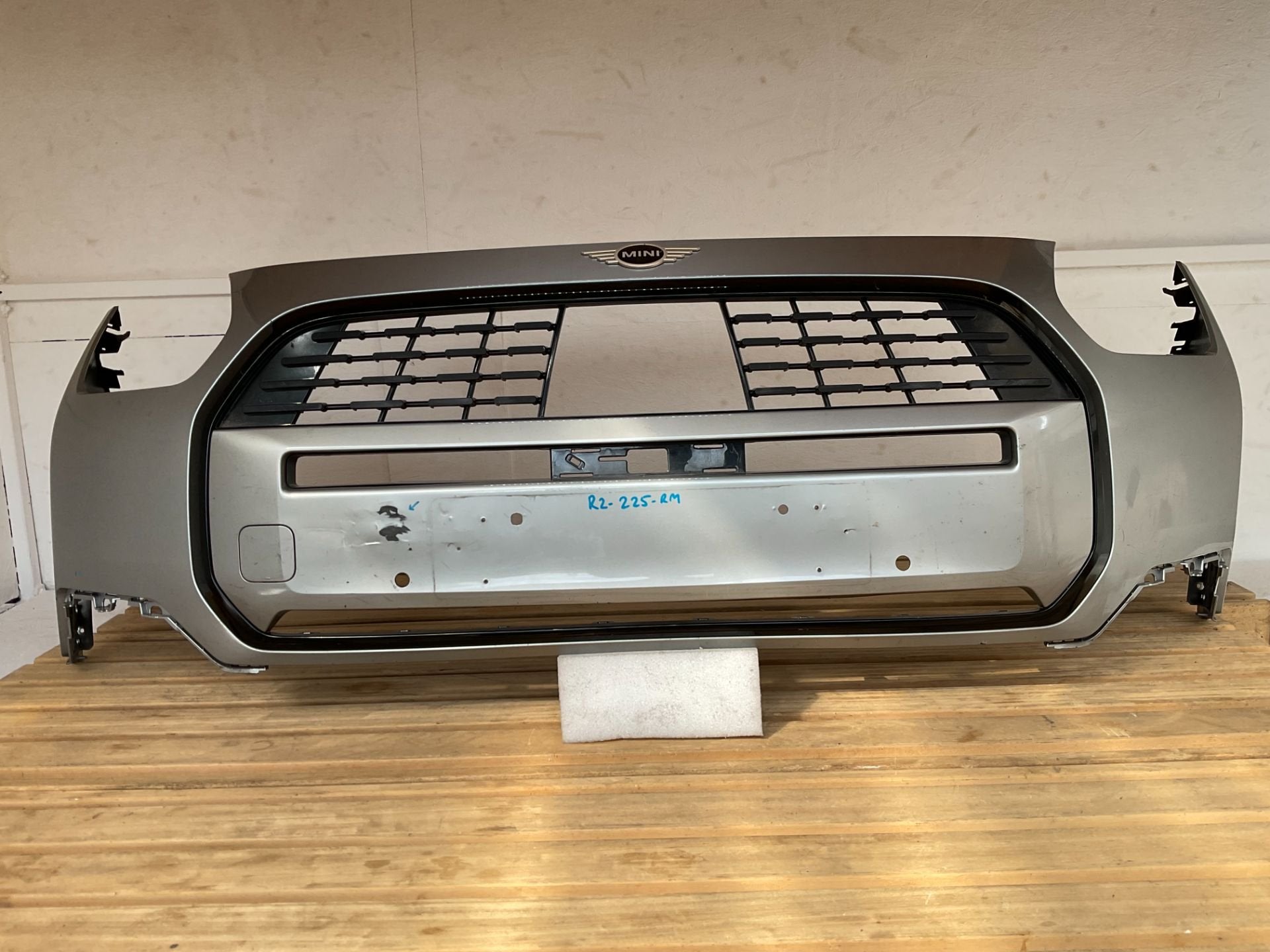 Bumper Mini Countryman U25 51115A091D9 Grill pdc Voorbumper, Auto-onderdelen, Gebruikt, Voor, Customer.service@mini.co.uk, Mini