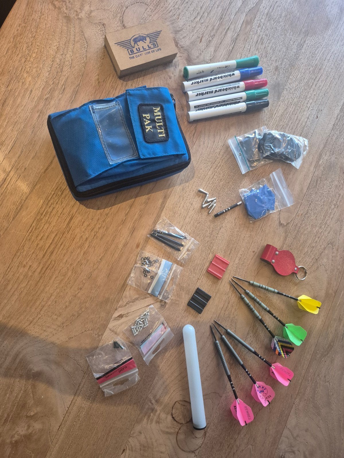 Complete dartset met twee sets darts, etui en accessoires, Ophalen of Verzenden, Gebruikt