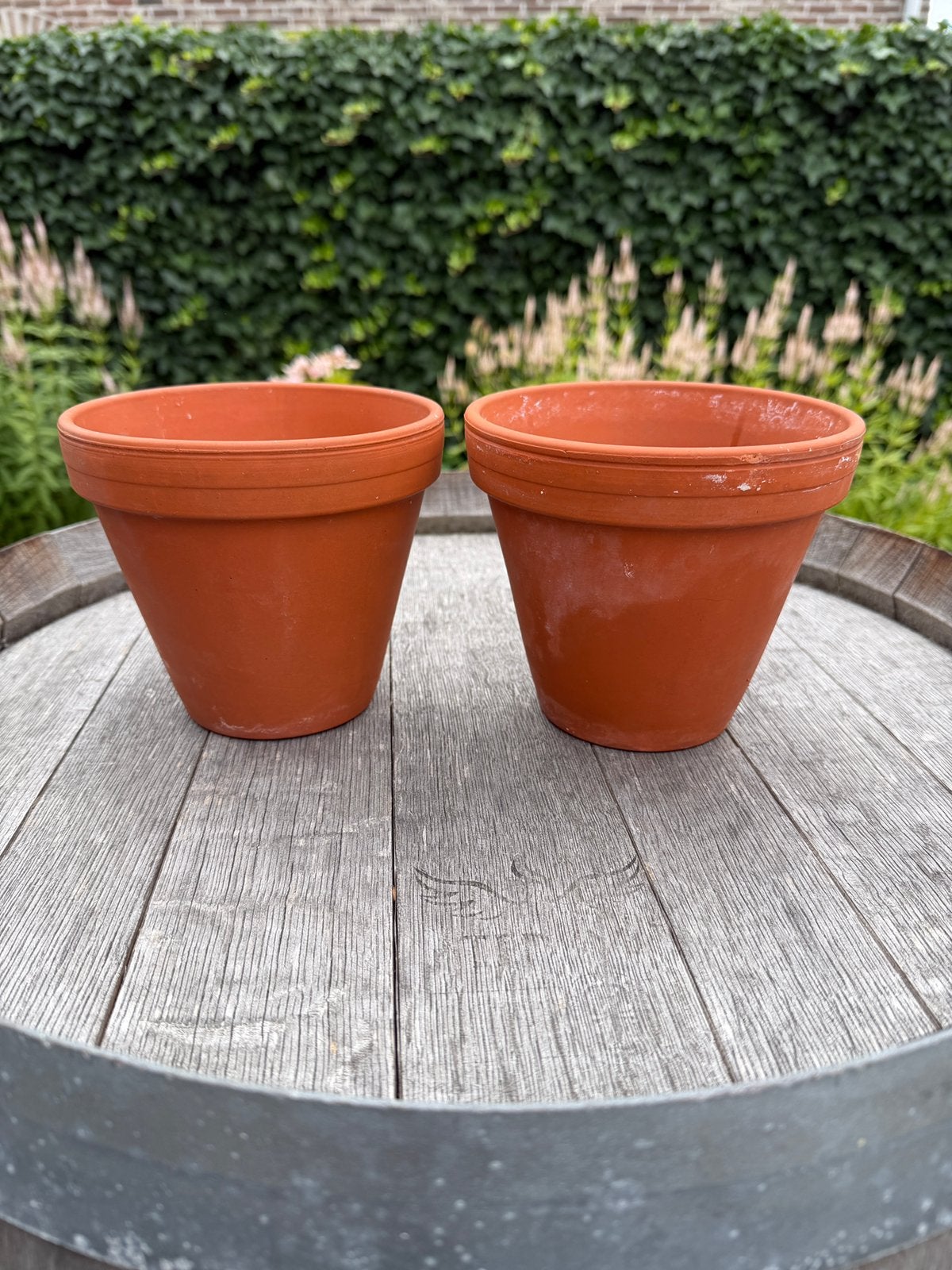 2 identieke terracotta bloempotten, Tuin en Terras, Bloempotten, Ophalen, Zo goed als nieuw, Terracotta