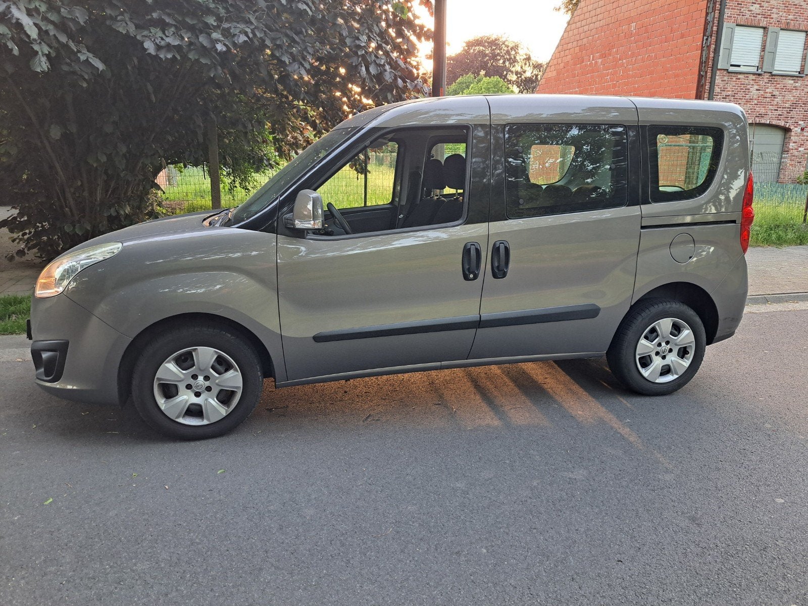 Opel Combo Tour 1.6 CDTI Diesel. Met 91000 km. Nieuwe staat, Auto's, Voorwielaandrijving, Zwart, Bruin, 1600 cc