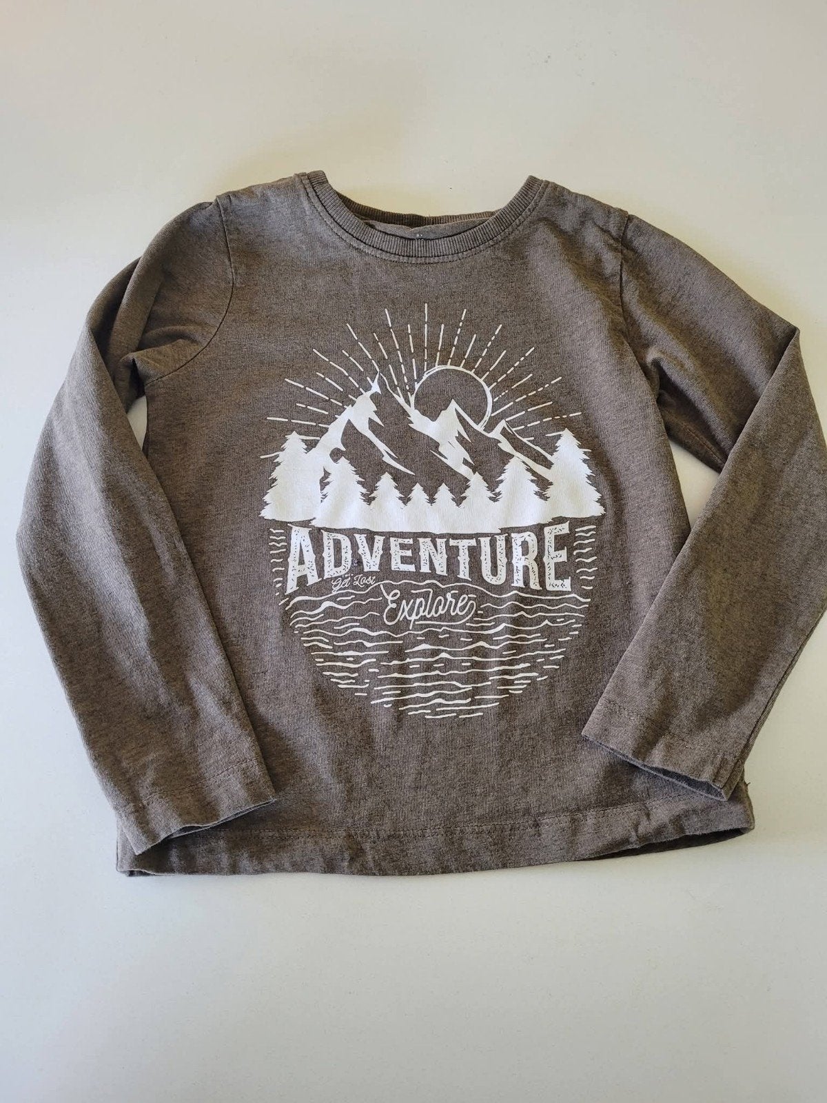 Kaki longsleeve Adventure Maat: 110 Merk: Name It, Kinderen en Baby's, Kinderkleding | Maat 110, Ophalen