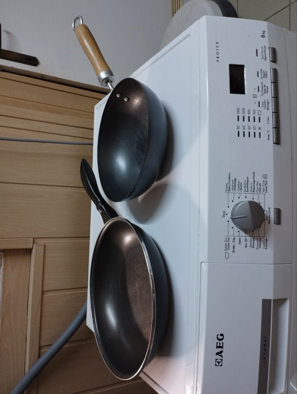 2 braadpannen kleur zwart per pan 7, 50 euro, Ophalen