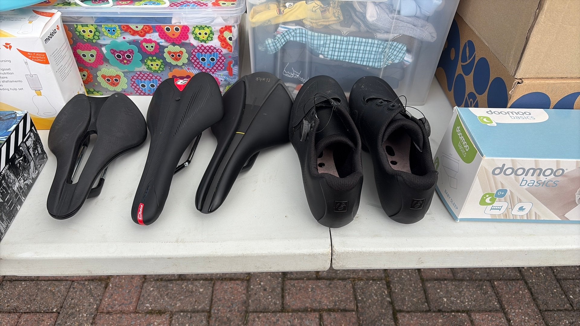 Zadels en fietsschoenen, Ophalen