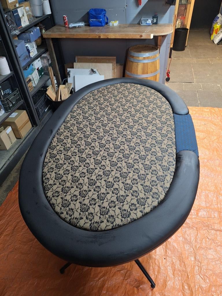Ovale nieuwe pokertafel, Enlèvement