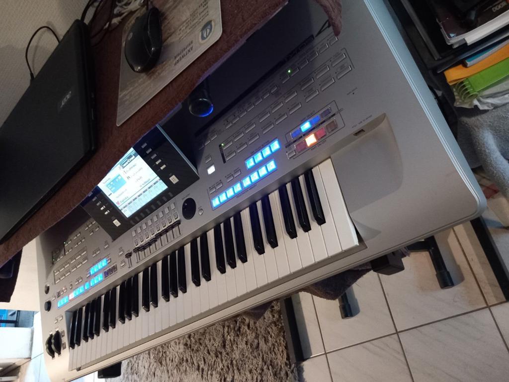 Tyros 4, Muziek en Instrumenten, Keyboards, Ophalen, Zo goed als nieuw, 61 toetsen, Midi-aansluiting