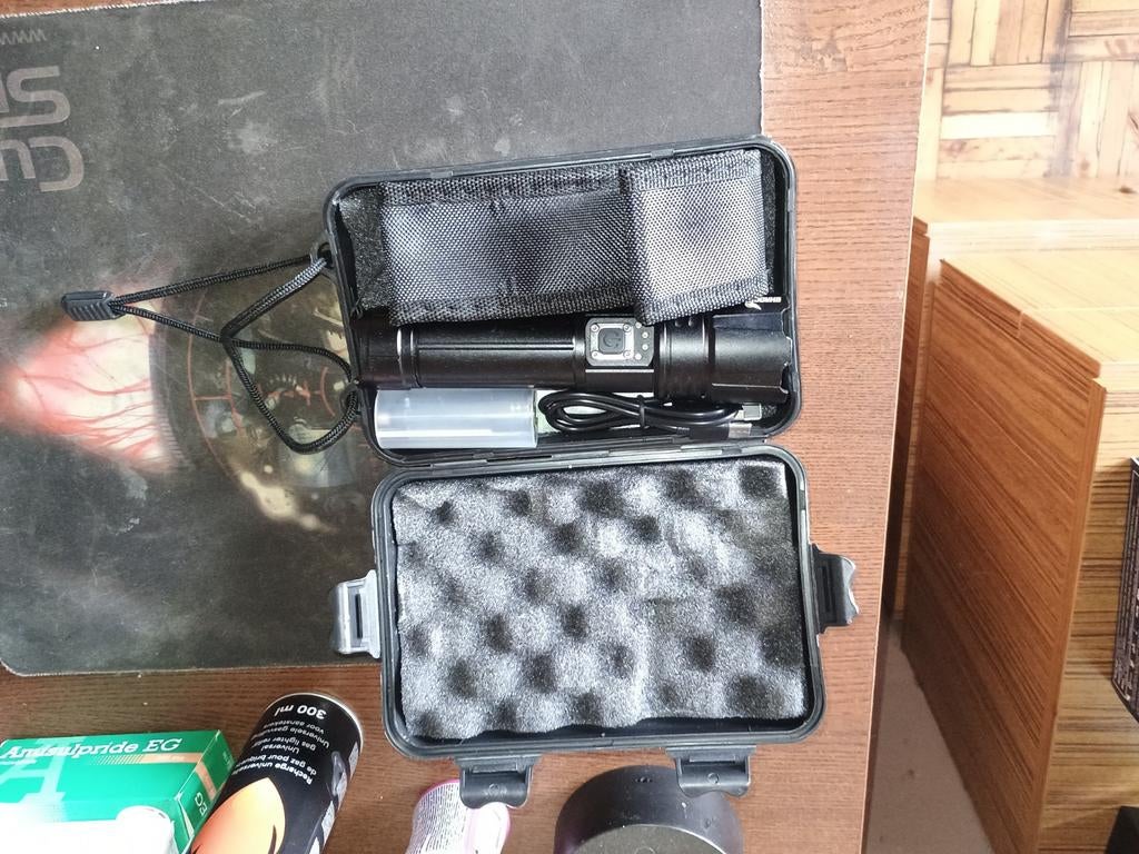 Lampe torche coffret avec ascessoire., Caravans en Kamperen, Zaklampen, Ophalen, Zo goed als nieuw, Batterij