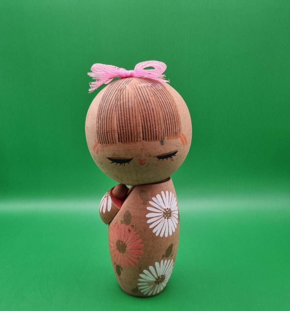Magnifique Hinagiku Kokeshi de Ryoka Aoki (14 cm), Antiquités & Art, Enlèvement ou Envoi, Japon, Bois, Peint