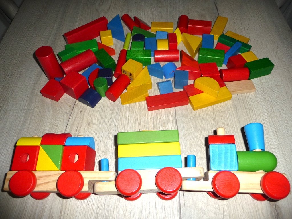 Houten trein + 60 bouwblokjes, Ophalen of Verzenden, Zo goed als nieuw