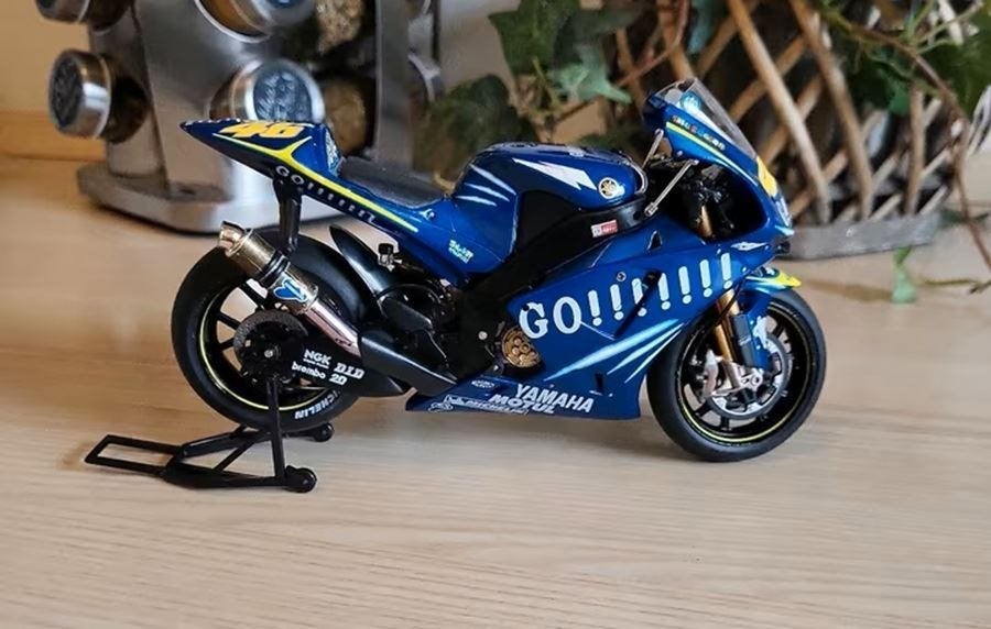 Valentino Rossi Yamaha YZR M-1 2004 1:12, Enlèvement ou Envoi, Neuf, 1:9 à 1:12, Moteur