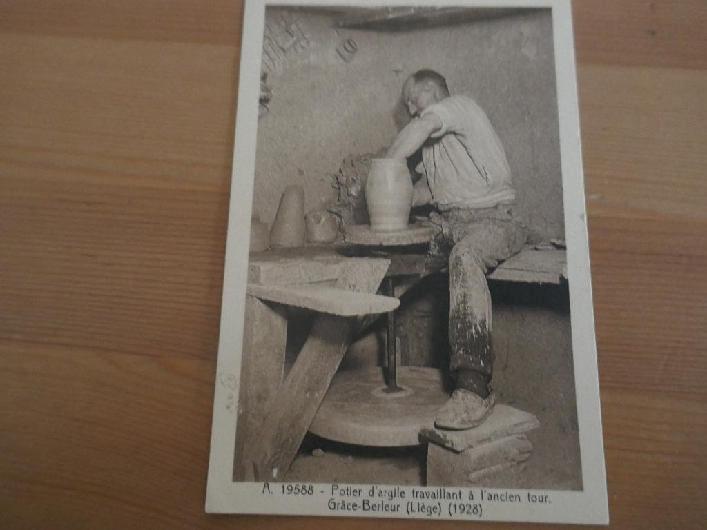 grâce berleur potier d'argile travaillant à l'ancien tour, Envoi, Non affranchie, Liège