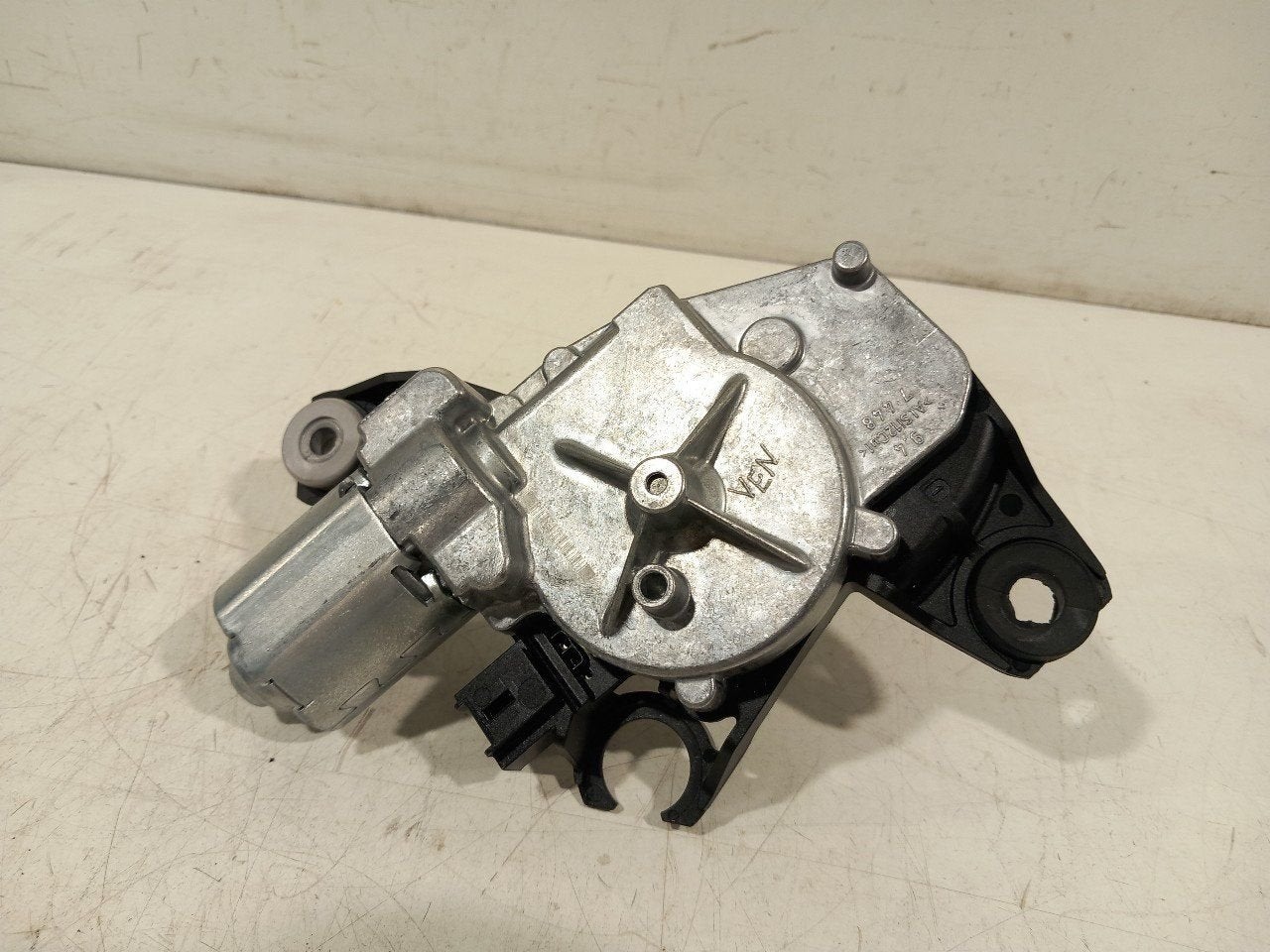 Ruitenwissermotor achter Renault Clio, Onderdelen@venauto.nl, Van der Ven Autorecycling B.V., Ettenseweg 76, 4706 PB Roosendaal, The Netherlands