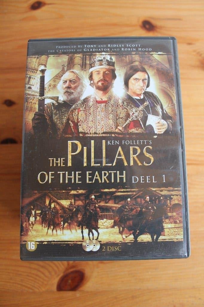 The Pillars of the earth deel 1-2  Span. Ridders serie!, À partir de 16 ans, Enlèvement ou Envoi, Comme neuf, Action et Aventure