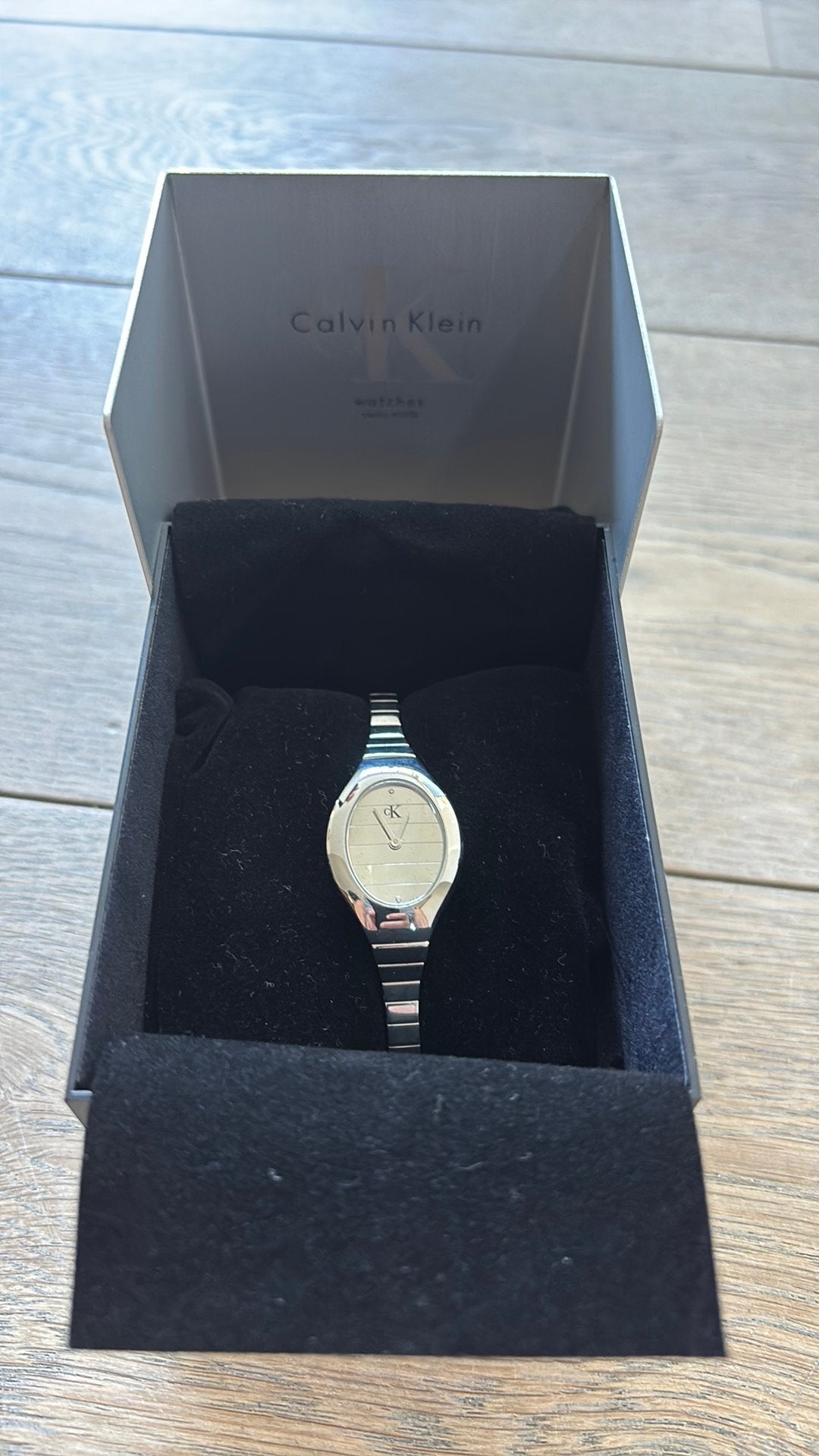 Calvin Klein n'a jamais utilisé, Enlèvement, Comme neuf