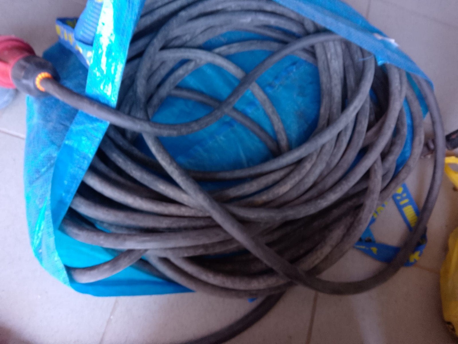 H07 RN-F 5G6-kabel met een driefasige stekker van 32 ampère, Ophalen