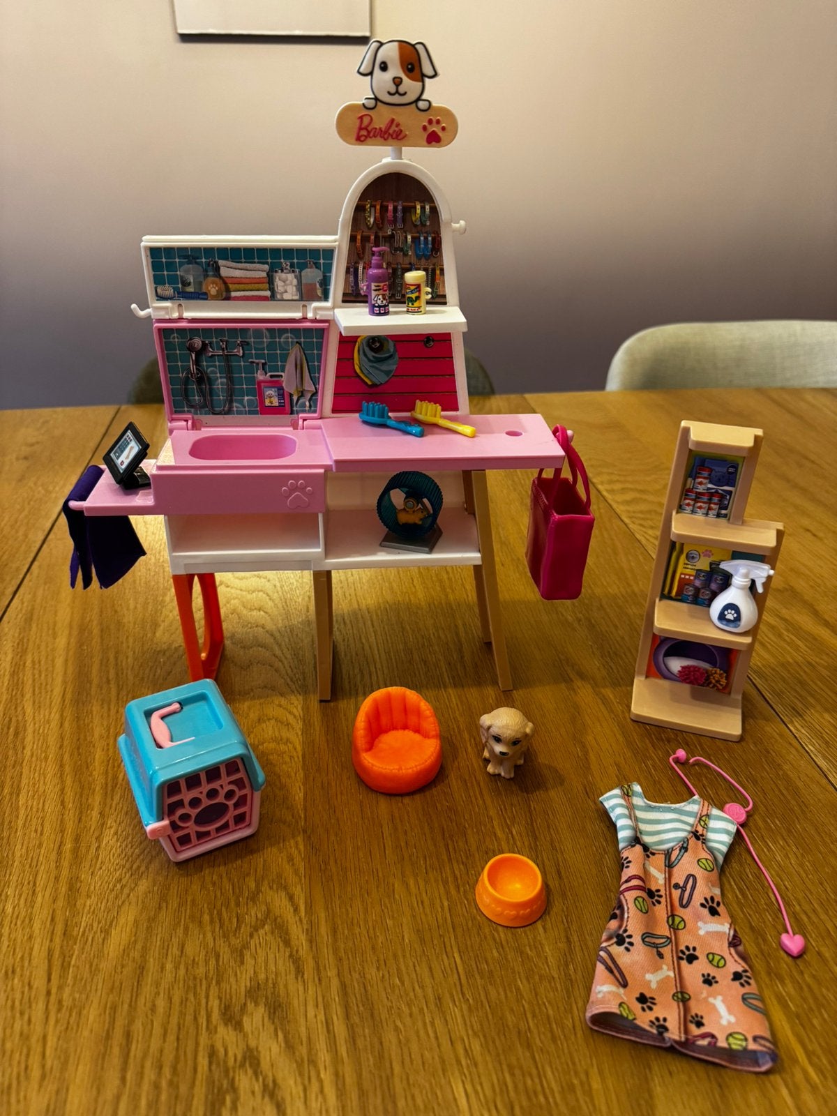 Barbie trimsalon/dierenwinkel met accessoires, Ophalen of Verzenden, Gebruikt, Barbie