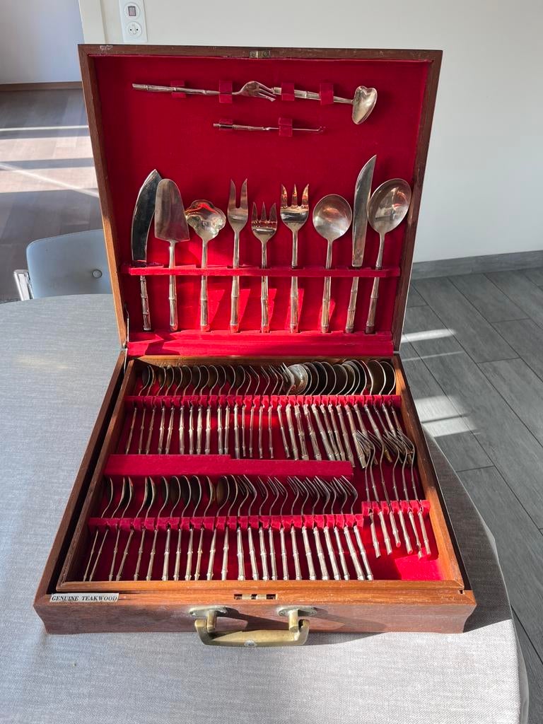 Coffret à couverts en bronze de 144 pièces, Enlèvement