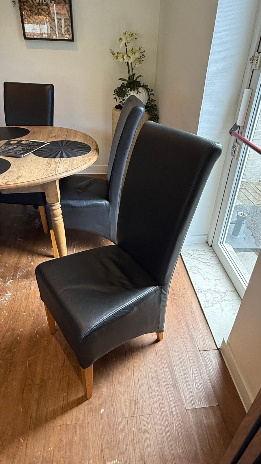 Zwarte leren stoelen, Ophalen