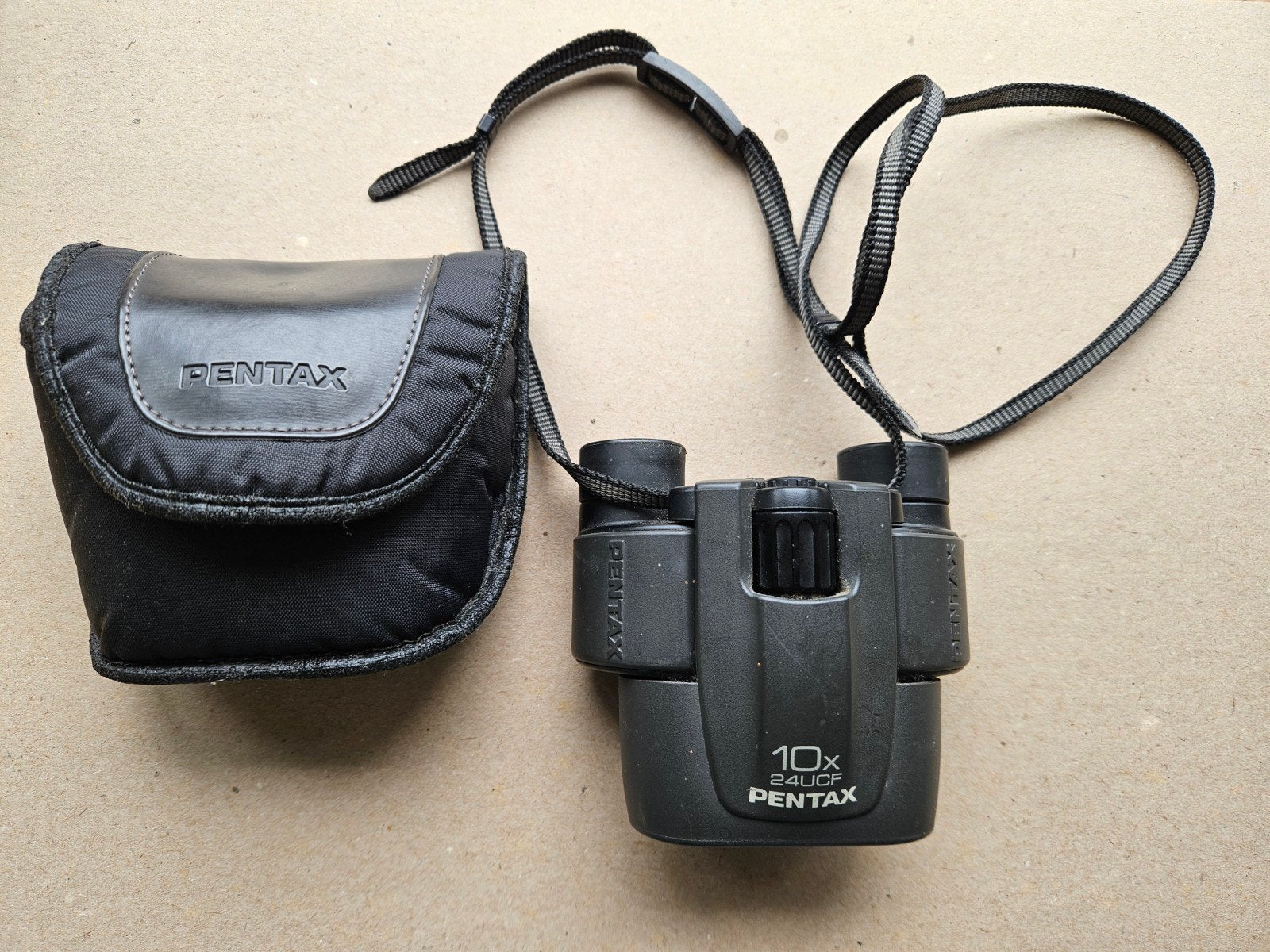 Pentax 10x24 UCF compacte verrekijker, Ophalen