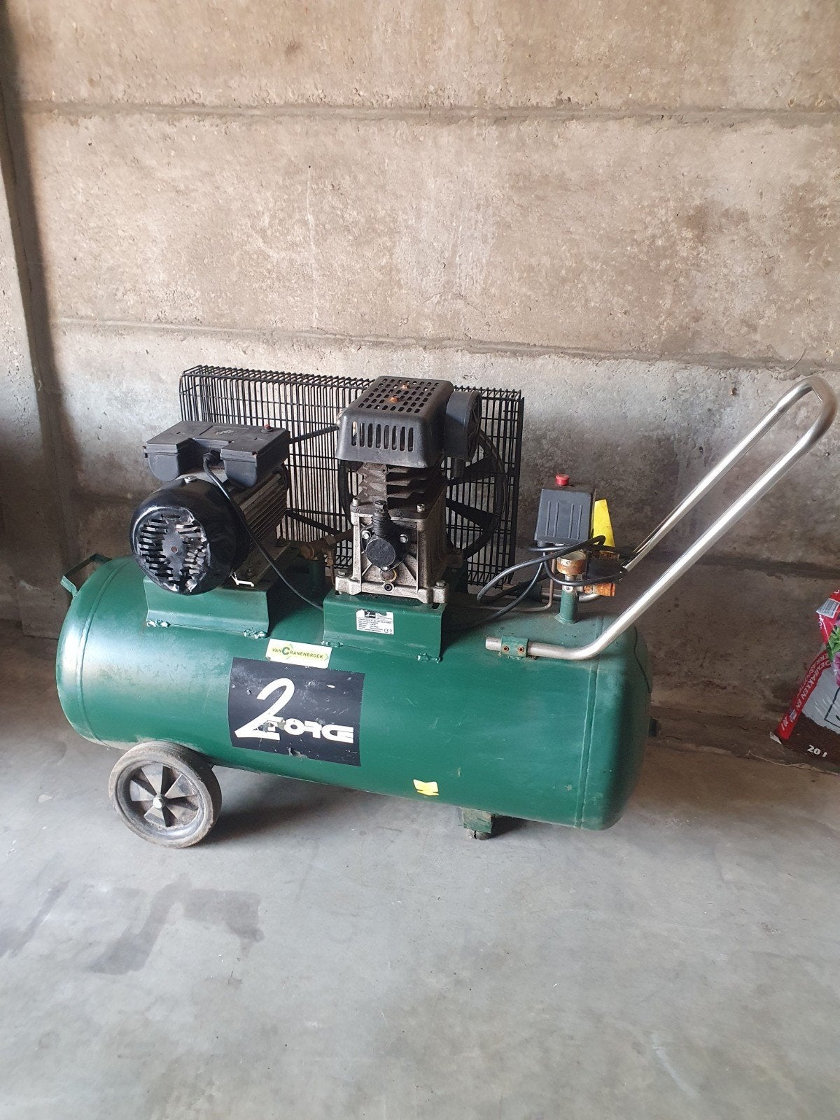 Compressor oil 2force 2.2kw, Doe-het-zelf en Bouw, Compressors, 25 tot 100 liter, Ophalen, 6 tot 10 bar, 200 tot 400 liter/min
