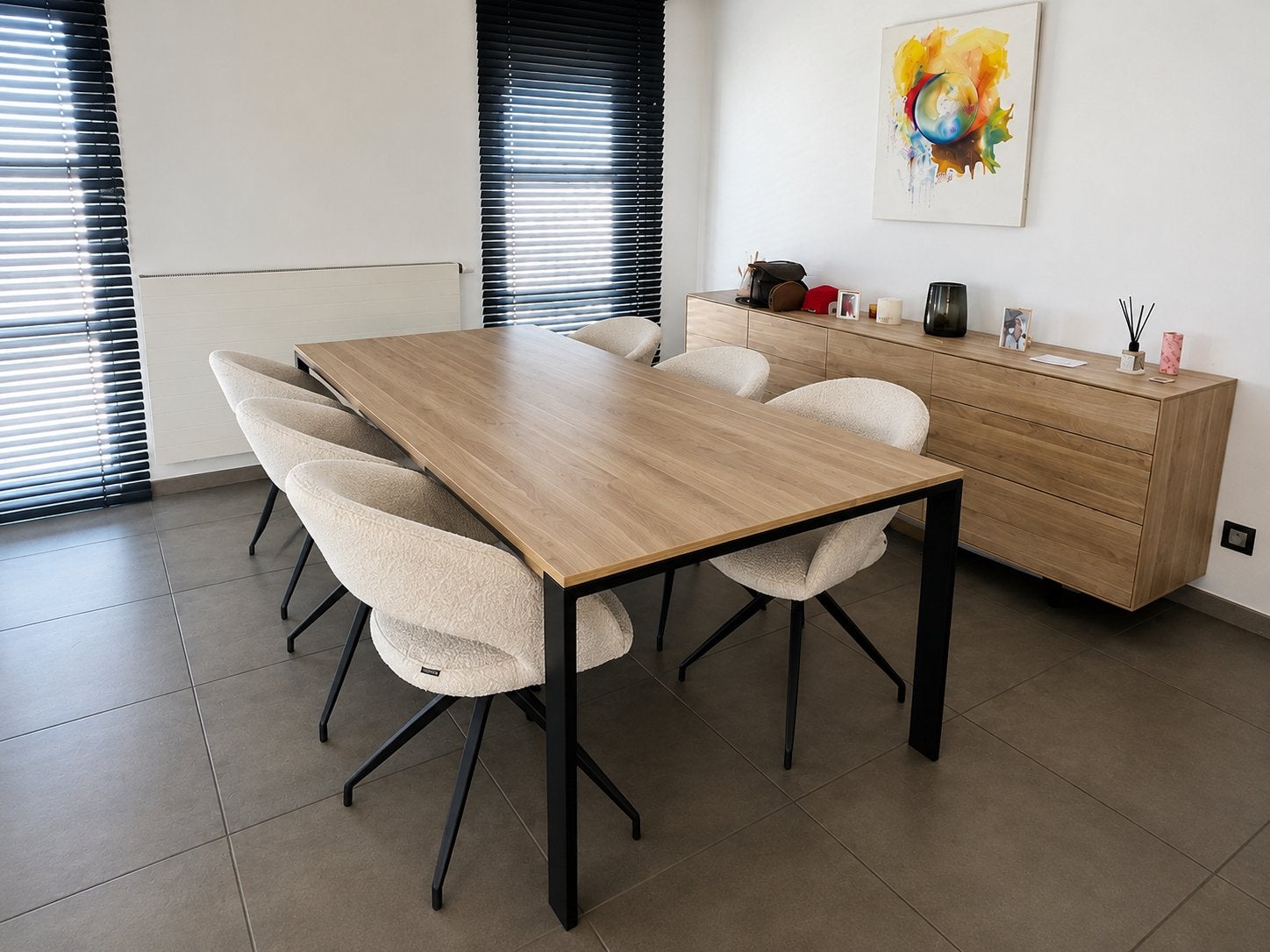 Moderne eettafel met 6 bouclé stoelen + kast, Huis en Inrichting, Ophalen, Zo goed als nieuw