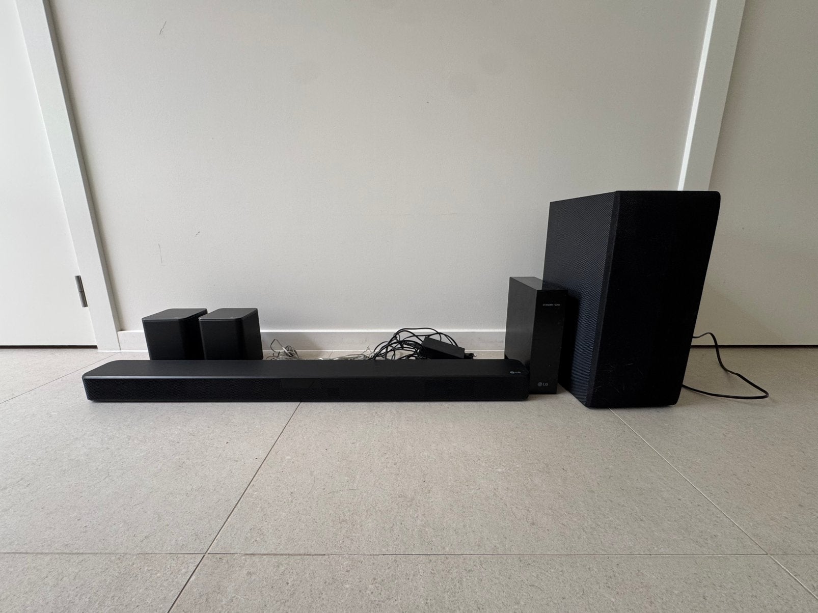 LG Soundbar + subwoofer + 2 soundaround boxen, Enlèvement, Comme neuf, Barre de son