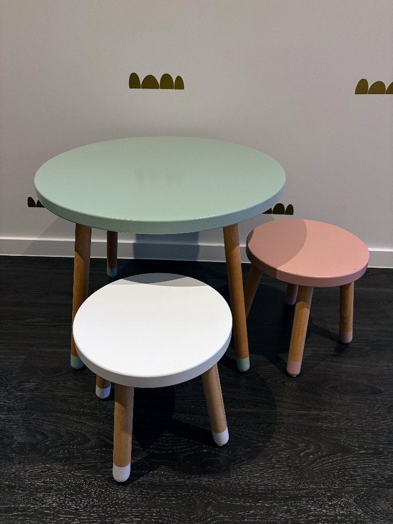 Speeltafel + 2 stoeltjes, Ophalen, Zo goed als nieuw