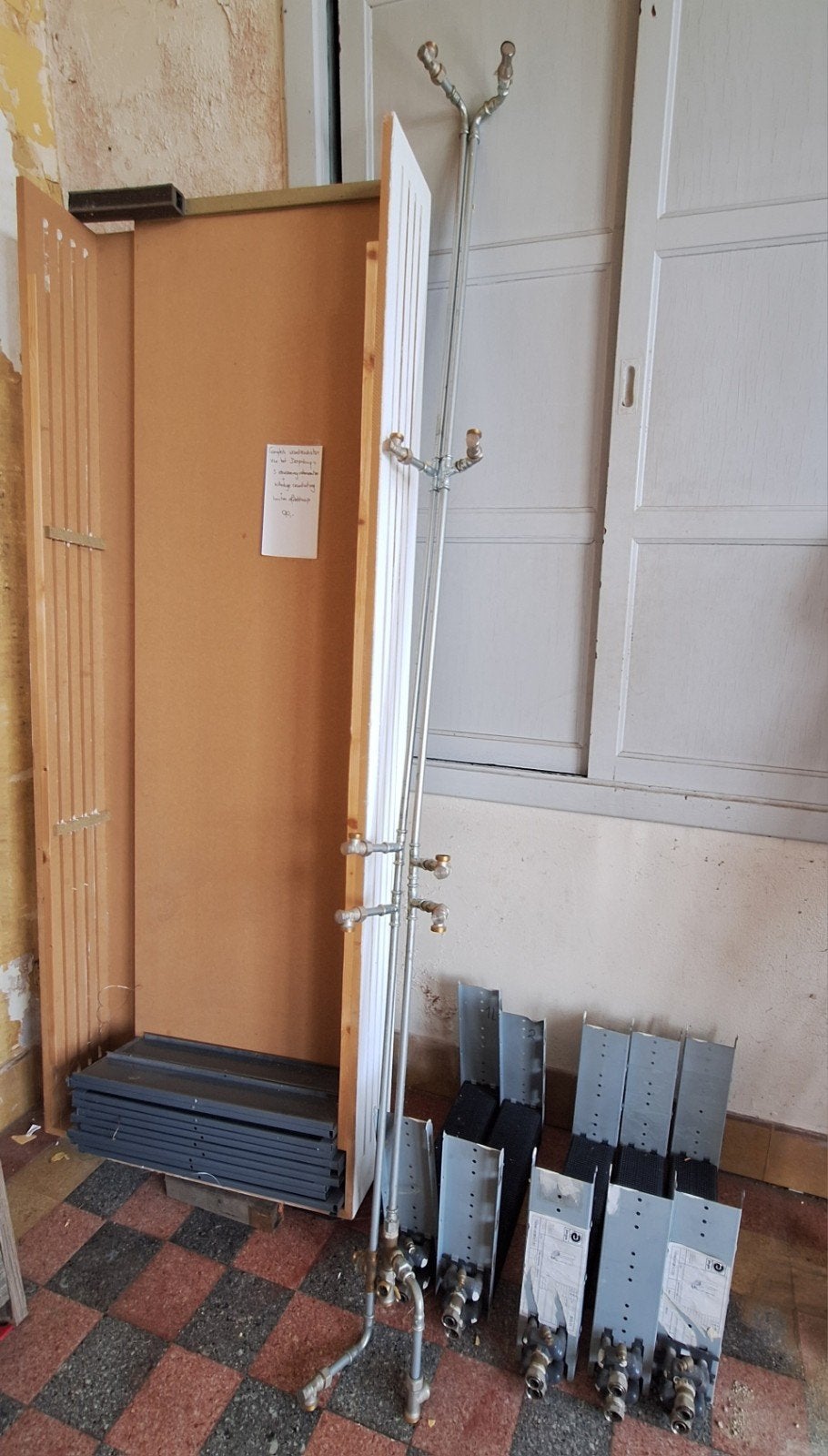 Grote wandradiator met houten kap en 5 verwarmingselementen, Doe-het-zelf en Bouw, Verwarming en Radiatoren, Ophalen