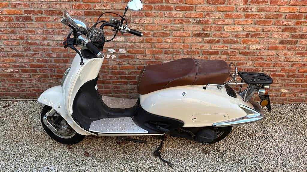 Scooter 125cc retro klaar voor rijplezier, Fietsen en Brommers, Ophalen, Zo goed als nieuw