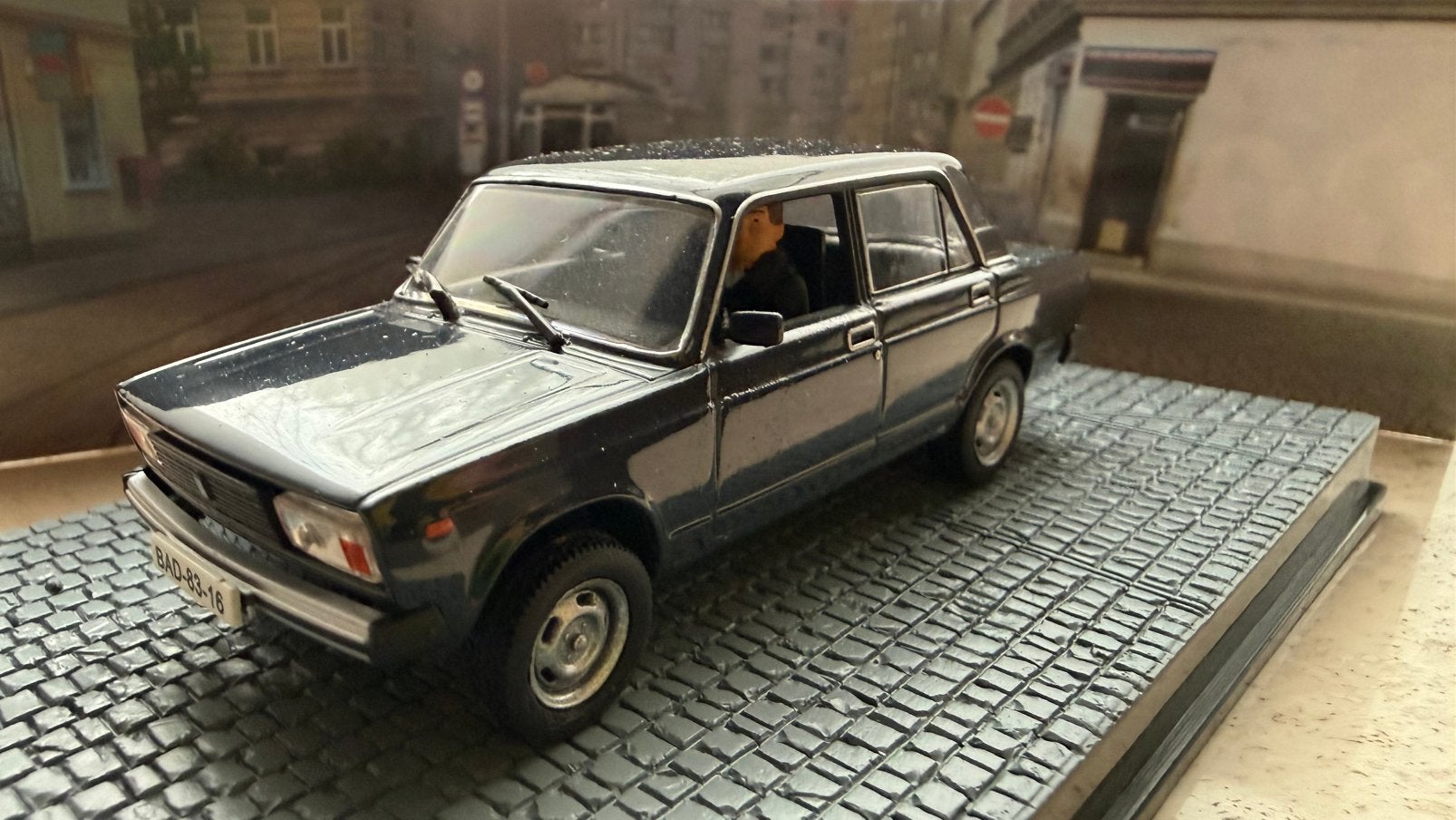 Lada 2105 - James Bond 118, Ophalen of Verzenden, Zo goed als nieuw, Auto, Universal Hobbies
