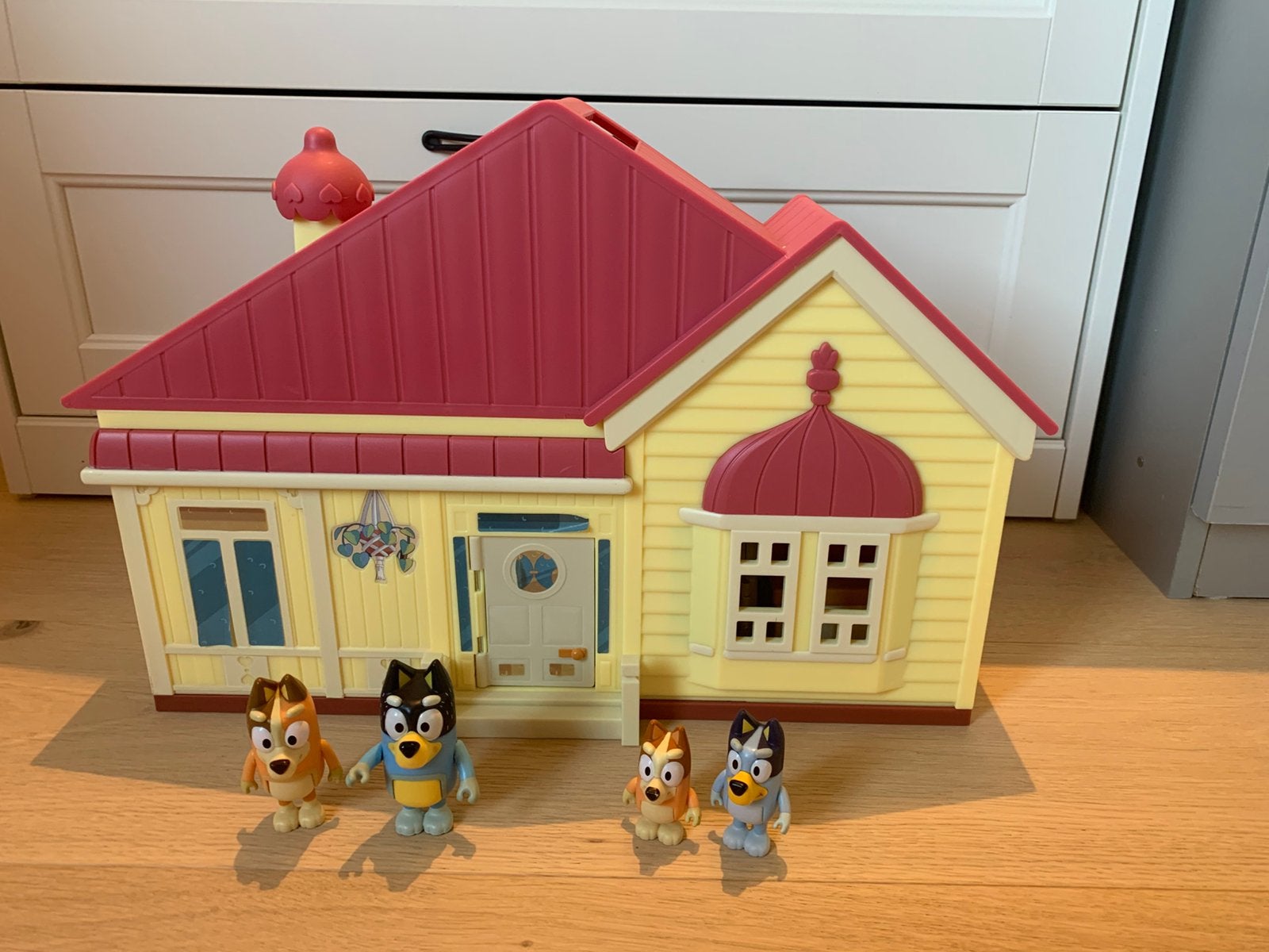 Bluey speelhuisje + 4 figuurtjes, Kinderen en Baby's, Speelgoed | Poppenhuizen, Ophalen, Zo goed als nieuw, Accessoires