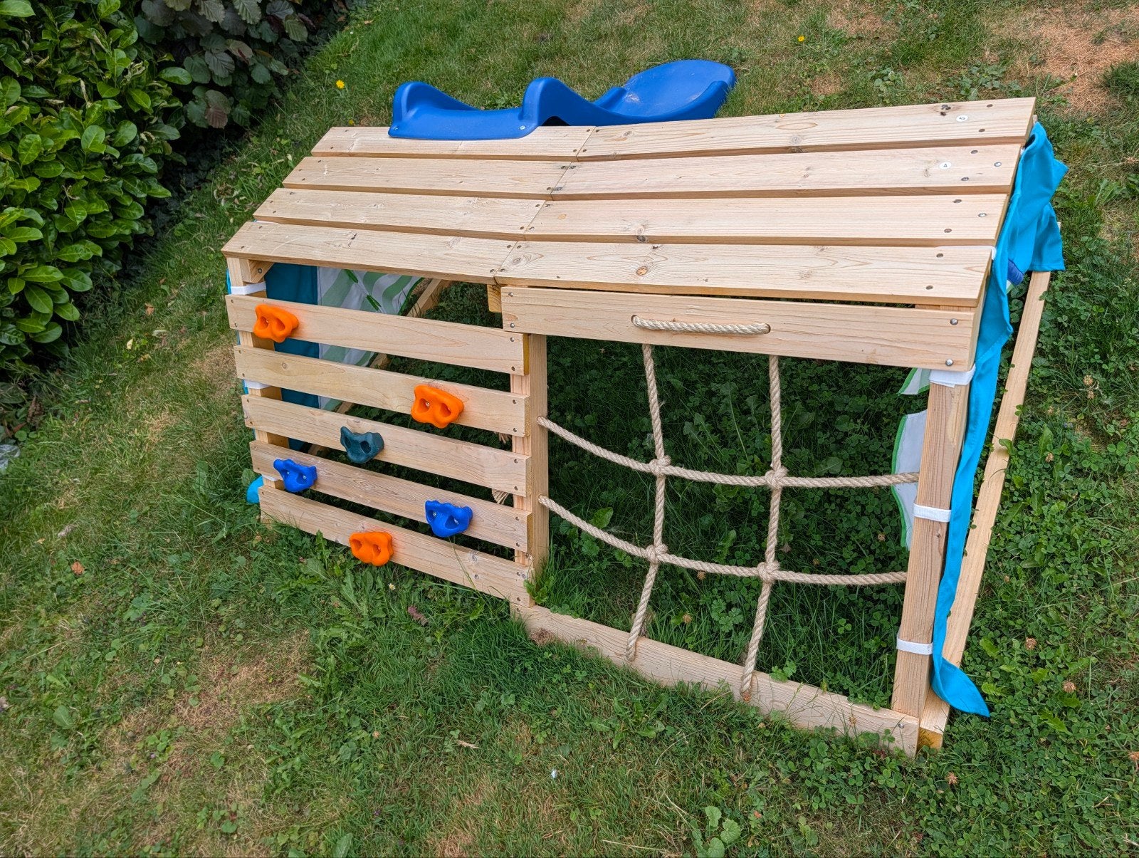 Houten klim- en glijspeeltoestel met tipi, Kinderen en Baby's, Speelgoed | Buiten | Speeltoestellen, Ophalen, Zo goed als nieuw