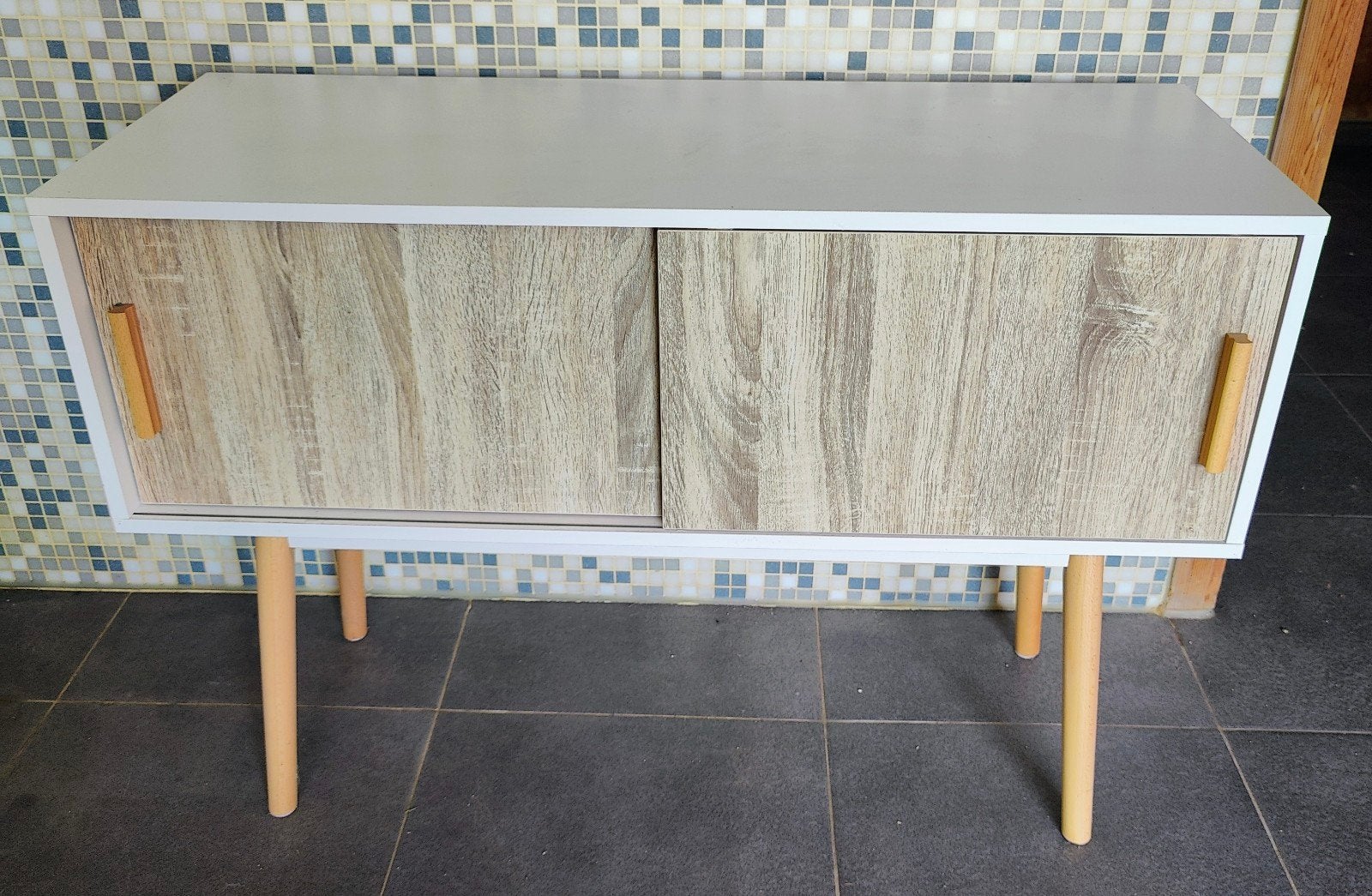 Scandinavische commode met schuifdeuren en beuken poten, Autres couleurs, Comme neuf, Avec décoration incluse, Enlèvement