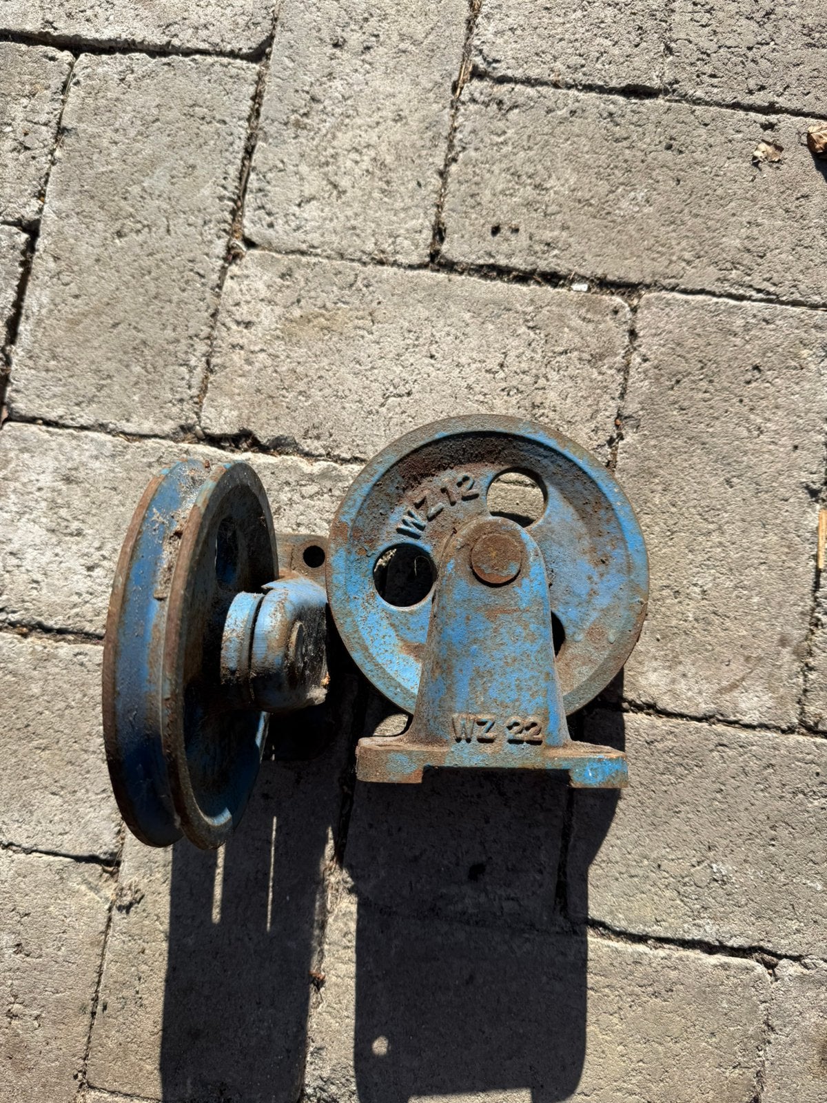 Twee sterke wielen voor een rolpoort, Ophalen, Zo goed als nieuw