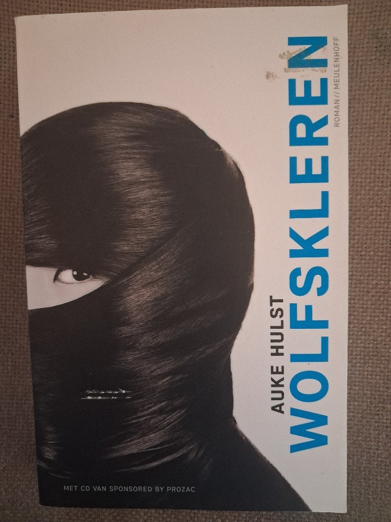 WOLFSKLEREN - AUKE HULST - BOEK + CD, Boeken, Fantasy, Ophalen of Verzenden
