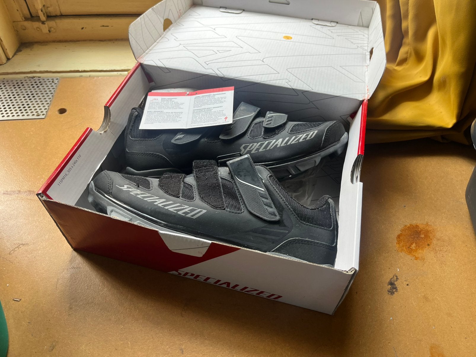 Specialized cycling shoes with clips, Kleding | Heren, Schoenen, Nieuw, Ophalen of Verzenden, Sportschoenen, Zwart