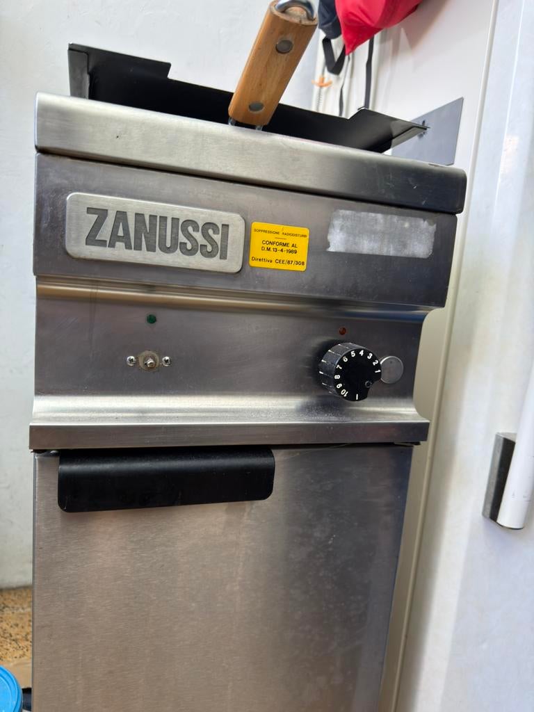 Friteuse Professionnel Zanussi Triphasé, Enlèvement, Utilisé, Cuisinière, Friteuse et Grils